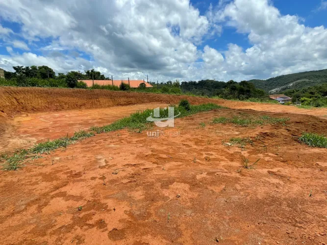 Ótimo terreno com 1.500 metros, três platôs, água, luz e internet