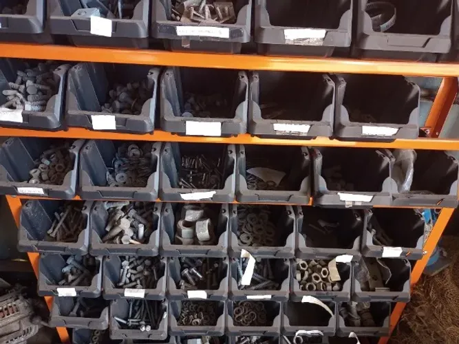 Parafusos diversos R$ 10,00 por kilos.