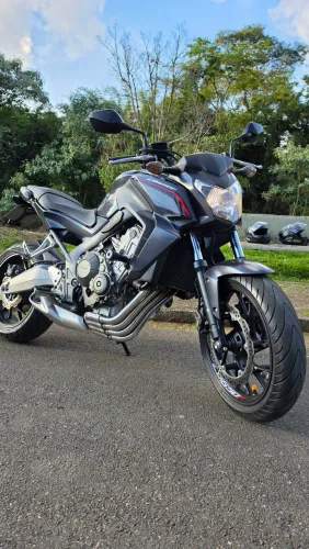 Vendo CB 650F com apenas 13 mil km, extremamente nova, sem detalhes.