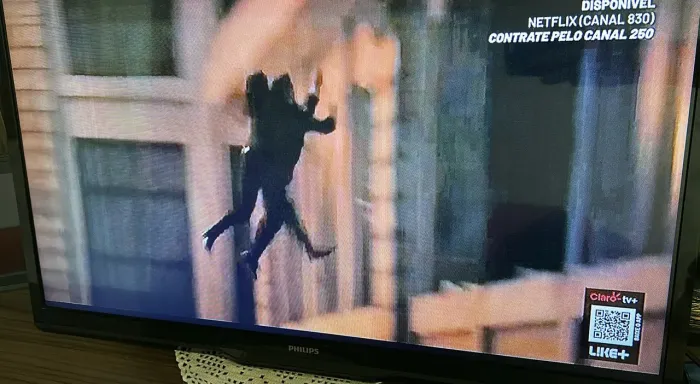 Televisão Philips 32 imagem travando para consertar ou peças.