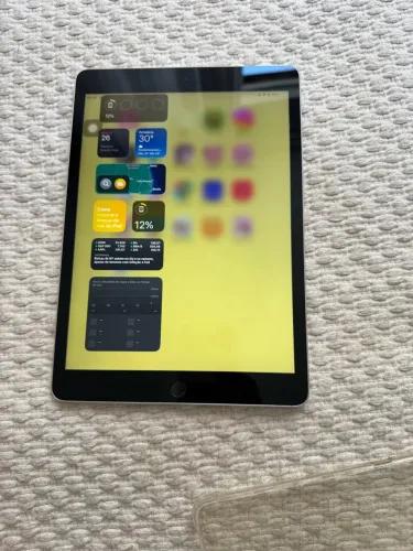 iPad 9 64gb semi novo sempre usado com capa e película 