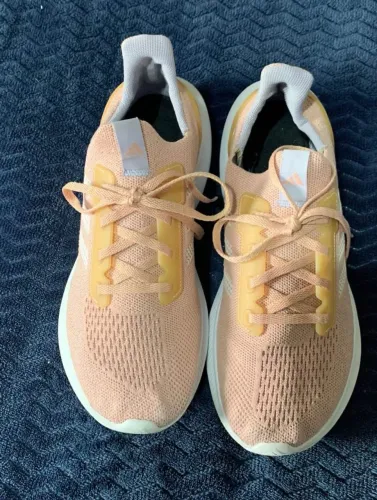 Tênis Adidas.