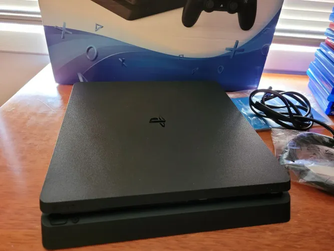 PS4 Slim com um controle