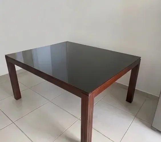 Mesa de jantar quadrada com tampo de vidro