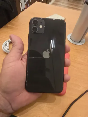 IPHONE 11 64 gigas todo original aceito cartão facilito a entrega vai capa película e cabo