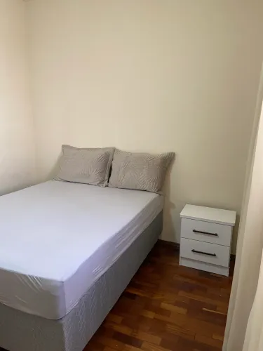 Aluga-se quarto em bairro caiçara para mulheres que estudam ou trabalham.