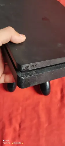 PS4 slim com detalhes funcionando