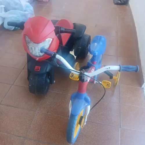 Moto elétrica e bicicleta 