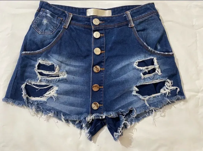 Short jeans lança perfume TAM 42