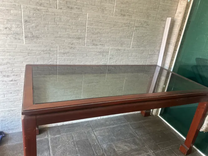 Mesa de Madeira com Tampo de Vidro - Ótima Oportunidade!
