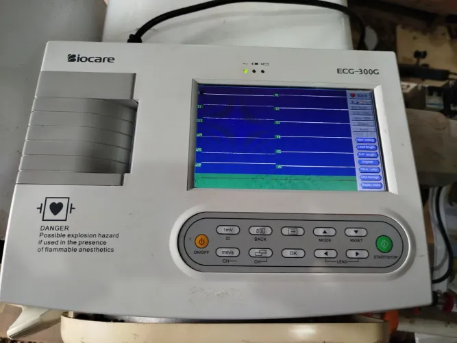 Eletrocardiografo Biocare 300C