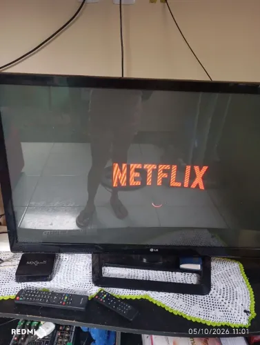 Vendo essa tv LG 49 polegadas não é smart mas vai com o box que transforma em Smart 