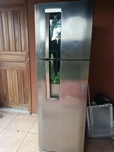 Geladeira de inox não está congelado precisa por gás 