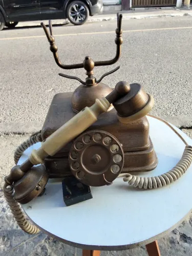Telefone Antigo material em Bronze...
