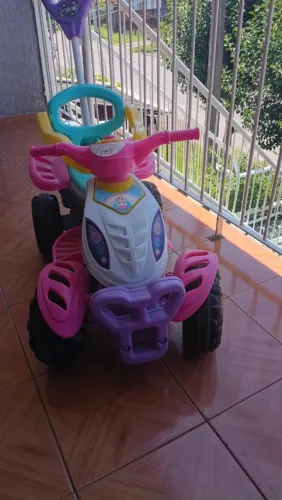 Quadriciclo infantil semi-novo + brinquedos diversos