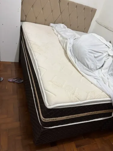 Cama queem usada sem defeitos ou manchas, pouco tempo de uso 