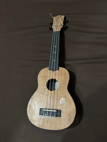 Ukulele soprano Winner com cordas invertidas.