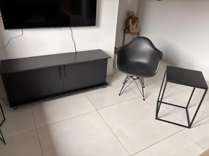 Kit sala: rack, poltrona Eames + mesa lateral