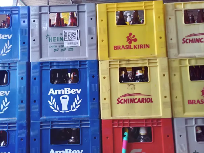 Caixas de cervejas da Schin e amstel