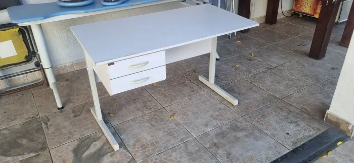 Mesa escritório cinza. 