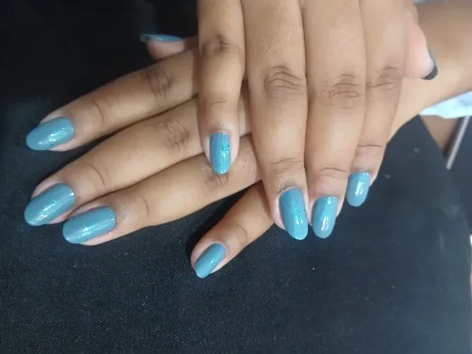 Precisa-se de manicure urgente