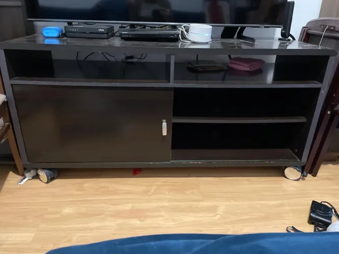 Rack para TV, com rodinhas.