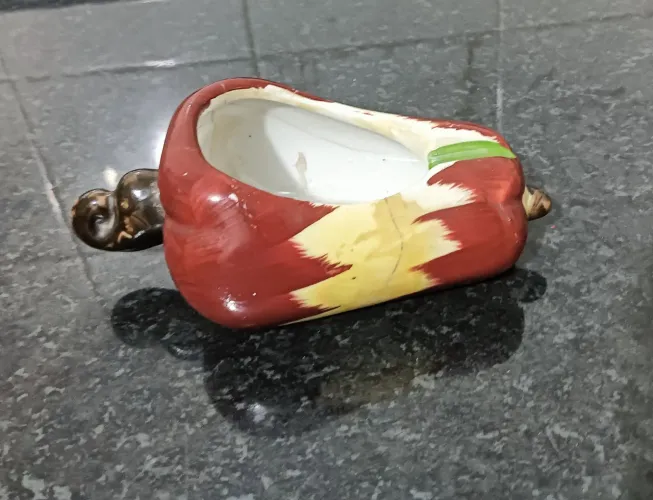 CINZEIRO CAJU PORCELANA*ANOS 70* VINTAGE 13 x 7 cm