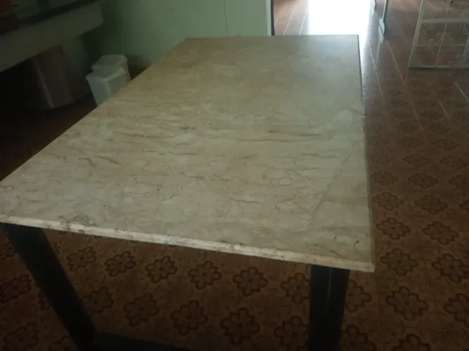 Mesa com pedra de mármore 