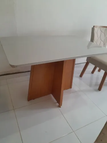 Uma mesa de vidro com quatro cadeiras
