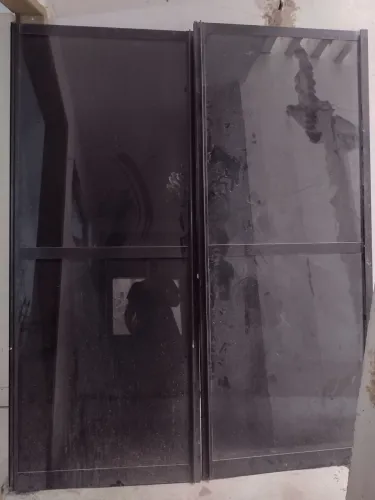 Porta de correr de vidro escuro