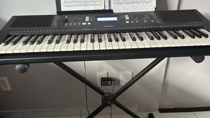 Olha o que eu encontrei! Teclado musical Yamaha PSR Series PSR-E373 61 teclas