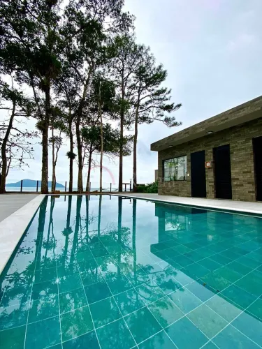 Belíssima Casa em Condomínio Frente ao Mar com Escritura Definitiva na Praia de Juquehy.