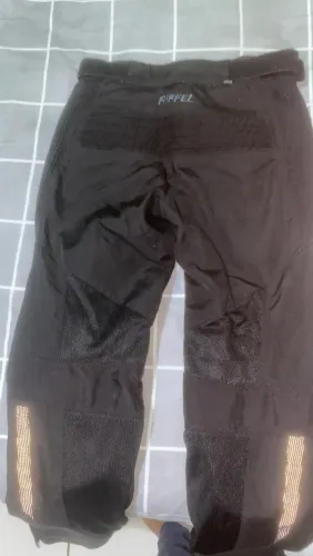 Calça de trilha de couro com proteção no joelho