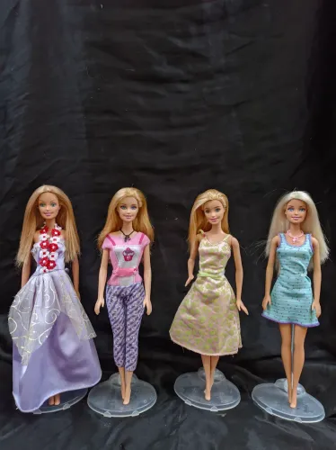 Lote 4 bonecas barbies (07) 