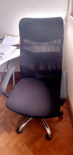 Cadeira de escritório executiva, modelo presidente, com tela mesh
