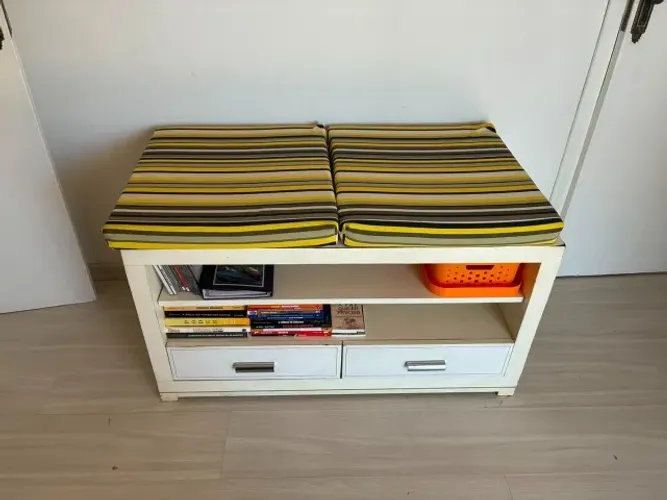 Sapateira com almofadas, 2 gavetas e nichos
