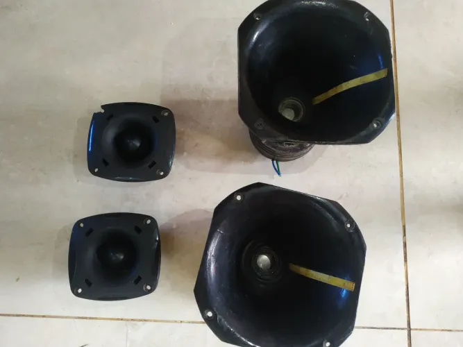 Vendo cornetas e twiter