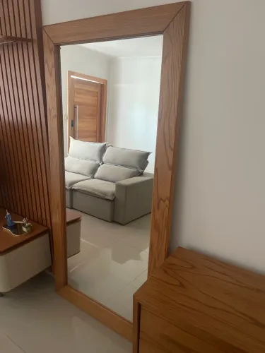 Vendo espelho de madeira maciça