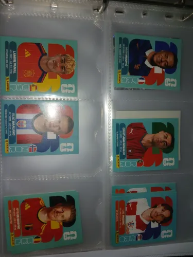 Figurinhas normais do Mbappe, Lamina Yamal, Haaland, Cristiano Ronaldo, Modrick e De Bruyn