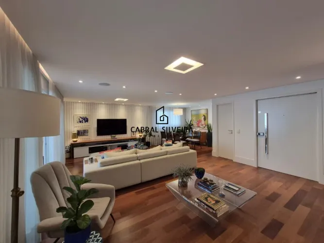 Apartamento Reformado de 210 m² com 3 Suítes no Parc Mondrian em Moema