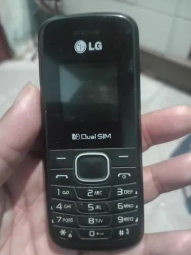 Celular lg estou vendendo esta com defeito não está recebendo o sinal do chip.