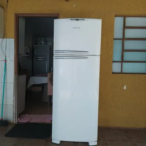 Geladeira Eletrolux Frost Free bem conservada