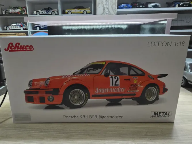 Miniatura 1.18 Porsche 934 RSR Jagermeister modelo Winner 