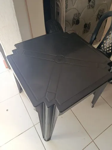 Mesa plástica com 4 cadeiras