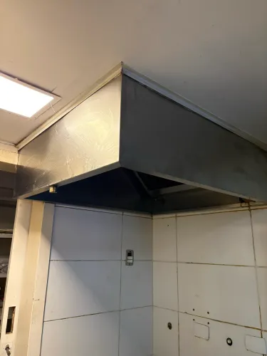 Coifa de parede retangular com filtros inerciais 