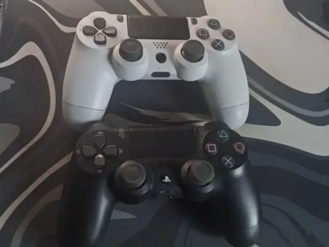 2 Controles PS4 DualShock 4 Preto Original + Branco Paralelo
