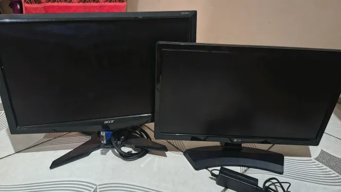 Monitores com defeitos