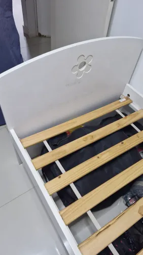 Cama de solteiro (perfeito estado - possui detalhe de flor)