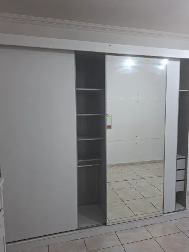 Guarda-roupa de casal Maxel, grande (2,50m), com portas de correr e espelho.