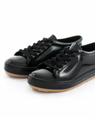Sneakers na cor preto, em tamanho 37, da marca melissa em perfeito estado de conservação